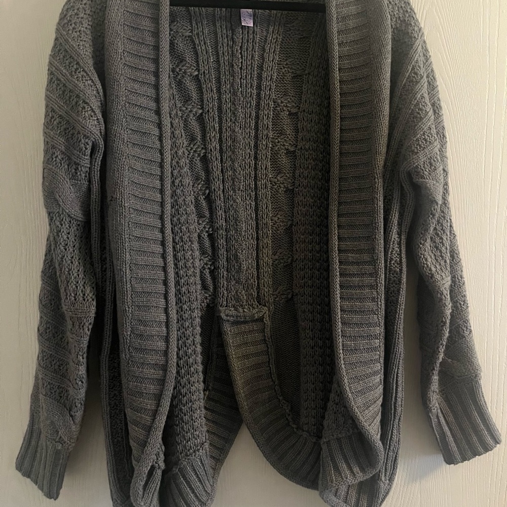 Ayla- Med (M) gray beautiful grey long sleeve cardigan.